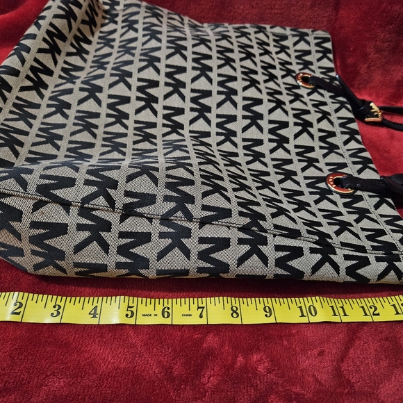 Beautiful Michael Kors Large Signature Tote/Shoulder Bag - Picture 4 of 12